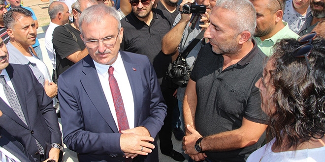 Vali, müdürlerini geri isteyen öğrenci velilerini dinledi