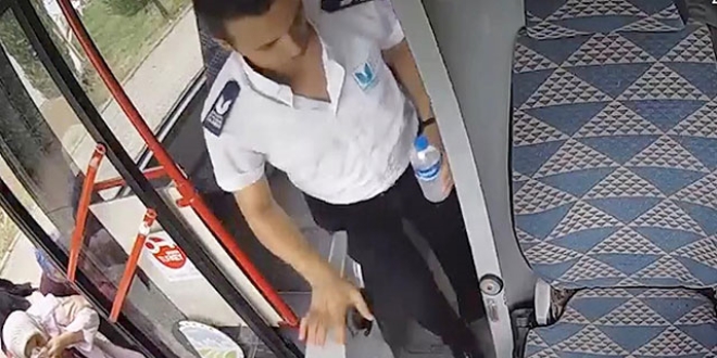 Yaşlı kadını otobüse alıp, sağlık ocağına götürdü