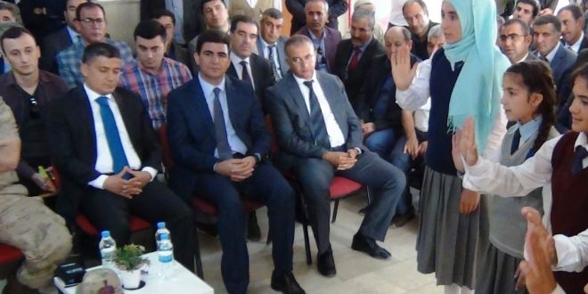 Öğrencilerden işaret diliyle 'Şehitler Ölmez' şarkısı