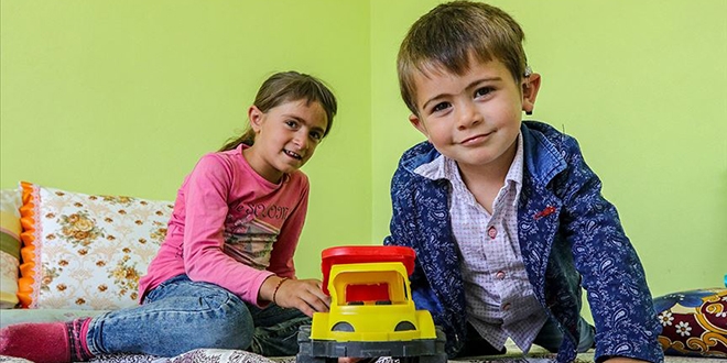 Minik Yusuf biyonik kulak sayesinde 'sesle' tanıştı