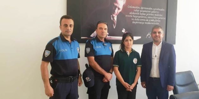Okula gitmek isteyen kız öğrenciye polisler sahip çıktı