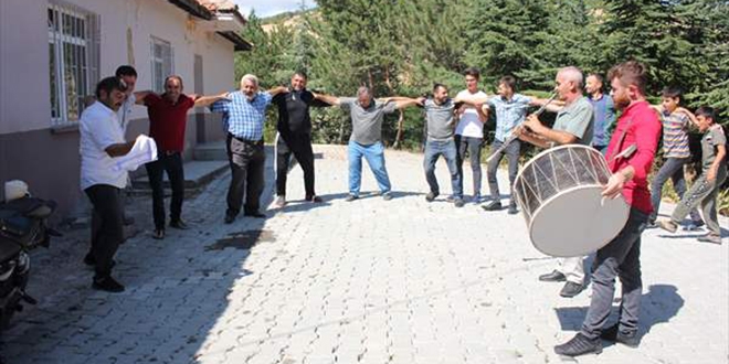İnternete kavuşan köylüler kutlama yaptı