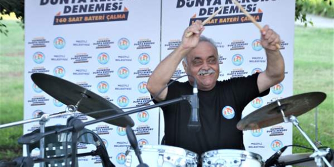 60 yaşındaki bataristten 160 saat bateri çalma denemesi