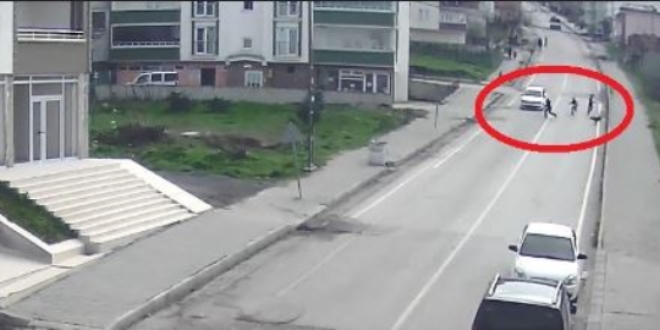 Köpeğin kovaladığı küçük çocuğa otomobil çarptı