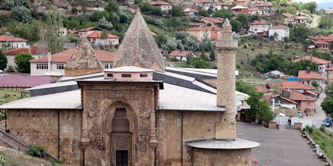 710 yıl boyunca dönen sütunu, deprem durdurdu