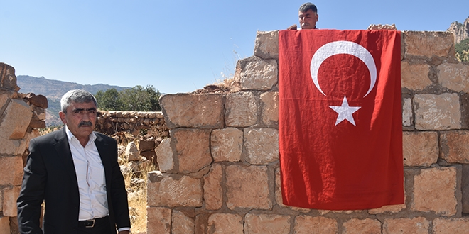 PKK'nın katlettiği yakınlarını Türk bayrağı asarak anıyor