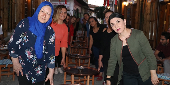 Kadın esnaf her gün bu yeminle dükkanlarını açıyor