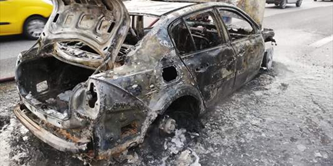 Bir saat önce ikinci el aldığı otomobili yandı