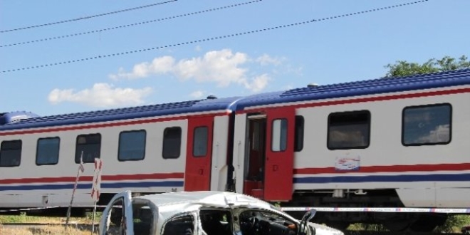 Yolcu treni, araca çarptı: 2 yaralı