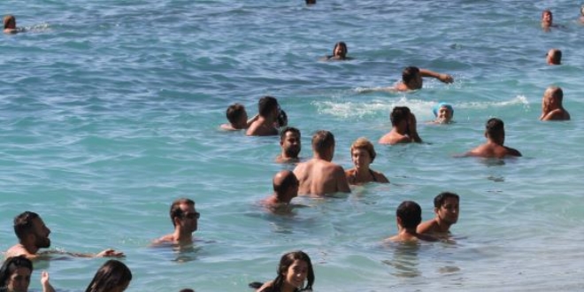 Antalya'da sahiller tıklım tıklım dolu