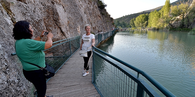 Nehir zerinde ina edilen platformda kanyon seyri