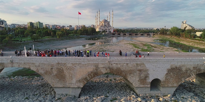 Dünyanın en eski köprüsünde futbol heyecanı