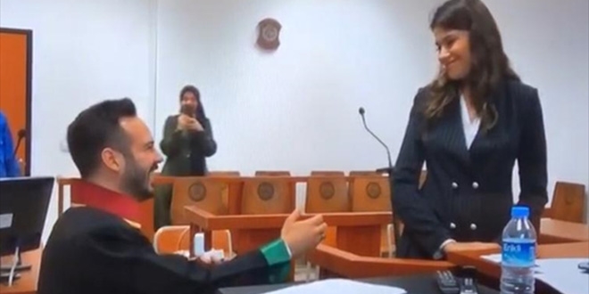 Avukattan duruşma salonunda evlenme teklifi