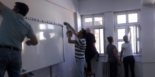 Veliler okulu hem boyadı, hem temizledi