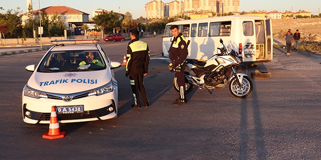 Karaman'da iki minibüs çarpıştı: 15 yaralı