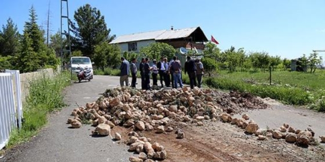 Arazisinden getiini iddia ettii yolu trafie kapatt