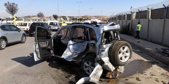 Ankara'da öğrenci servisi ile otomobil çarpıştı: 2 yaralı