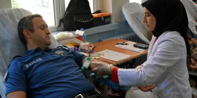 Tokat'ta polisler Kızılay'a kan bağışında bulundu