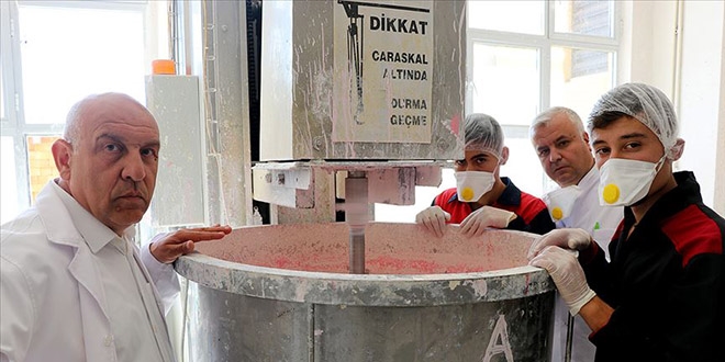 Meslek lisesi boya imalatıyla üretime katkı sağlıyor