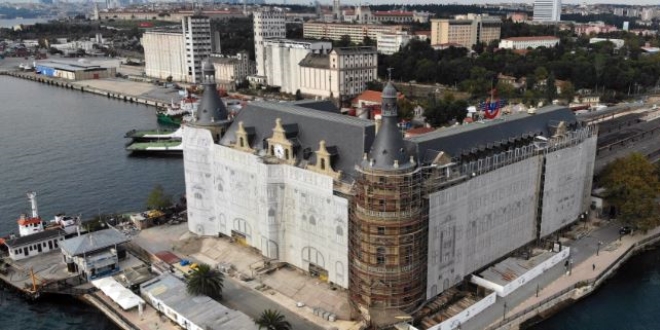 Haydarpaşa'nın simgesi saat yerine monte edildi