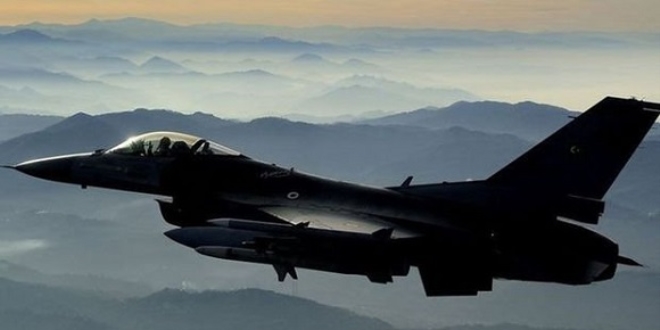 2 tane F-16 uçağımız, Suriye'de 2 saat uçuş yaptı