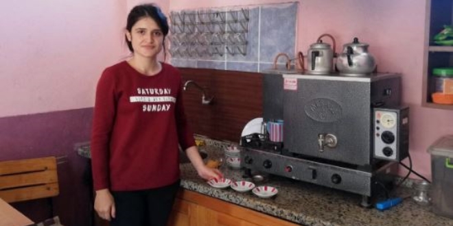 KPSS 84.'sü genç kız çaycılık yapıyor