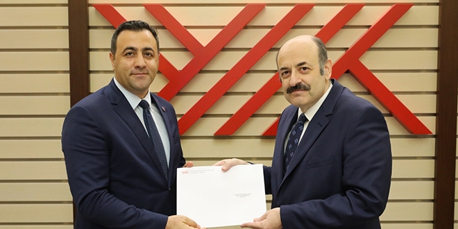 ALKÜ'nün yeni Rektörü mazbatasını aldı