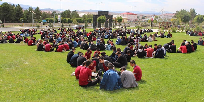 Bin 200 öğrenci aynı anda kitap okudu