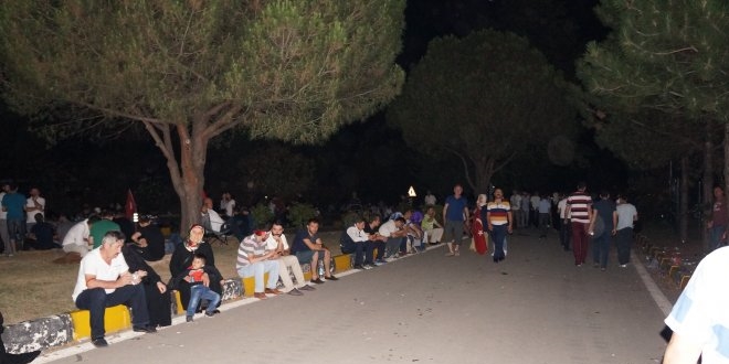 Vatandaşların park ve bahçelerdeki bekleyişi sürürüyor