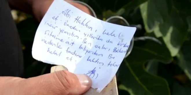 Yıllar önce yediği incir için ağaca para bıraktı
