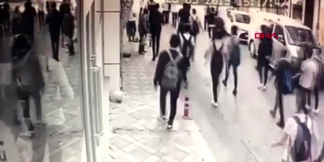 Lise öğrencilerinin kavgasında bir kişi bıçaklandı
