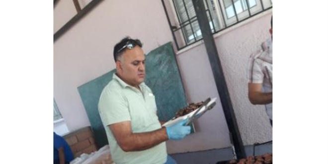 Öğrenciler devamsızlık yapmasın diye muhtar ocak başına geçti