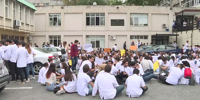 Üniversite öğrencileri binadaki hasar nedeniyle derse girmedi