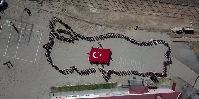 Öğrencilerden Türkiye haritası koreografisi