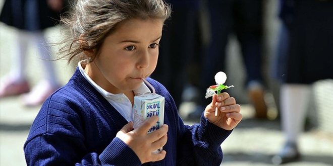Okul çağındaki çocuklara düzenli 'Günlük süt' tüketimi önerisi