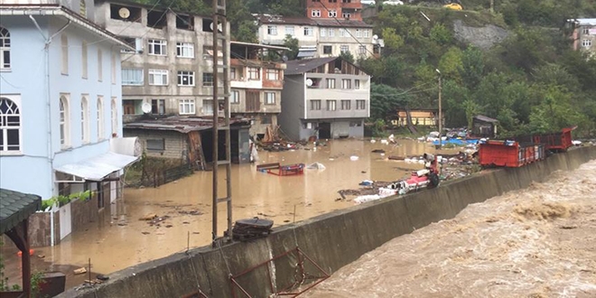Artvin'de dereler taştı, yollar kapandı