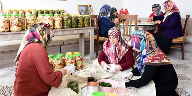 Turşu bidonları yoksul öğrenciler için doluyor