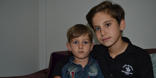 İki kardeşin gözlerinin biri mavi, diğeri kahverengi