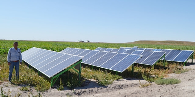 Tarlasına kurduğu güneş enerjisi ile elektrik üretecek