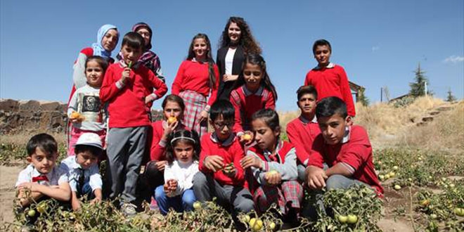 Okul bahçesinde yetiştirip ihtiyaç sahipleriyle paylaşıyorlar