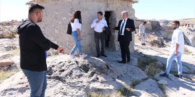 İlk derse 7 bin yıllık höyükte girdiler