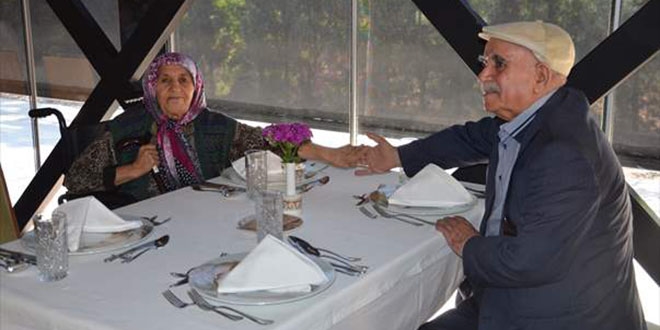 Belediyeden yaşlı çifte baş başa yemek sürprizi