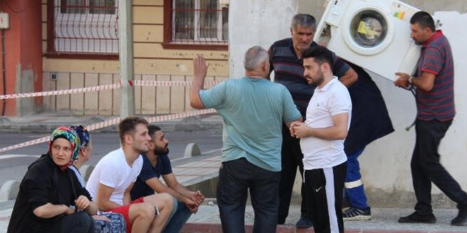 Bağcılar'da 5 katlı bina tahliye edildi