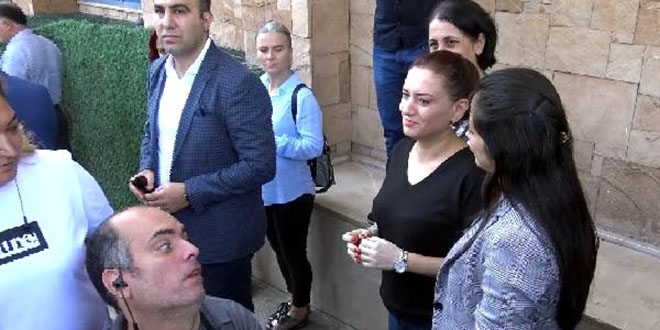 Dolap sallanınca deprem sanıp 1'inci kattan atladı