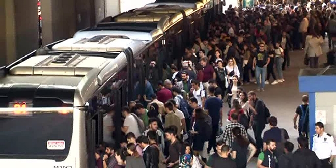 Zincirlikuyu metrobüs durağında insan seli