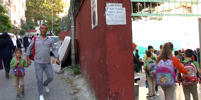 Hasarlı okulun öğrencileri, yeni okulunda ders başı yaptı
