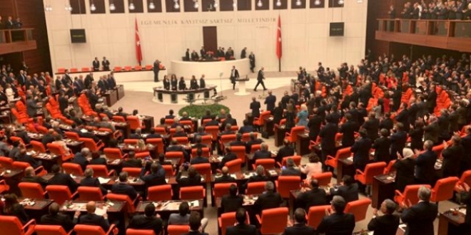 Erdoan Meclis'e girdi, CHP grubu ayaa kalkmad