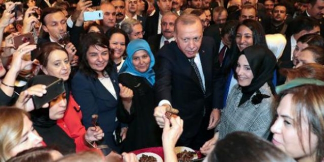 Erdoğan davetlilere Tekirdağ köftesi ikram etti