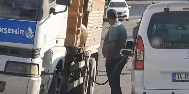 İBB'ye ait araçtan, şahsi araca yakıt ikmali iddiası