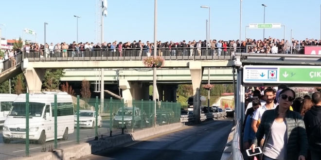 Ek seferler de Altunizade metrobüs durağındaki yoğunluğa çare olmadı